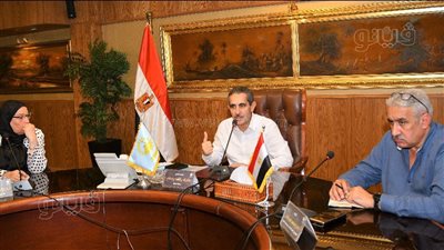 محافظ الغربية يجتمع بكبار تجار المواد الغذائية ويكلف بتشديد الرقابة على الأسواق