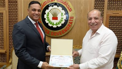 محافظ الدقهلية يكرم مدير مكتبه بعد تعيينه سكرتيرًا عامًا لأسوان 