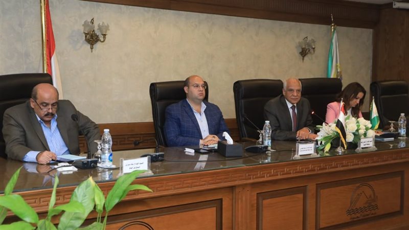 محافظ الجيزة في اجتماع