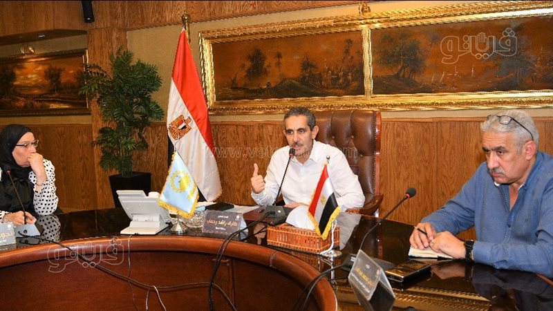محافظ الغربية يجتمع