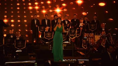 باقة ورد.. هدية من إحدى حاضرات حفل جنات للفنانة بمسرح النافورة | صور