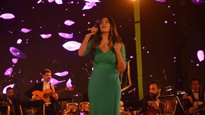 جنات تتألق بغناء 