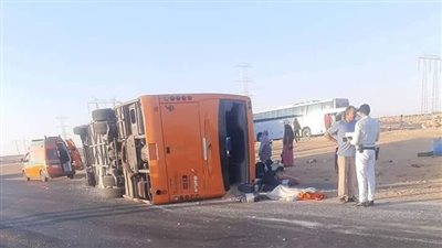 مصرع شخص وإصابة 40 في انقلاب أتوبيس بالطريق الصحراوي الغربي بأسوان | صور