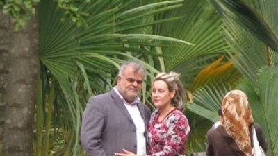 احتضن امرأة غير محجبة.. انتقادات واسعة لوزير إيراني