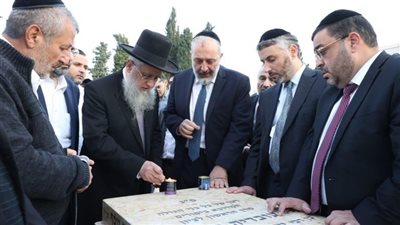 بالصلاة وزيارة القبور.. طقوس مرشحي الكنيست للتصويت في الانتخابات | صور 