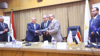  بروتوكول تعاون بين التموين والبنك الأهلي لإنشاء مكاتب السجل التجاري.. المصيلحي: رقم موحد لكل منشأة تجارية.. وإتاحة 14 خدمة على بوابة مصر الرقمية 