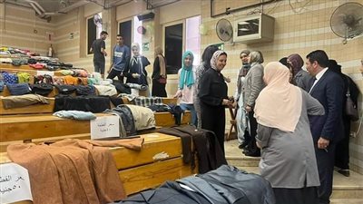 معرض ملابس للطلاب بمدرجات صيدلة عين شمس 