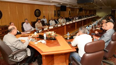 محافظ أسيوط: نشر المرشدين الزراعيين لمواجهة حرق المخلفات الزراعية 