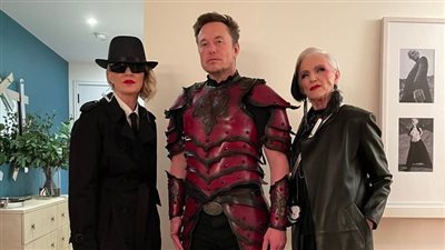 ببدلة العصور الوسطى.. إيلون ماسك يحتفل بالهالوين برفقة والدته وكلبه