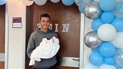 السولية وأكرم توفيق يهنئان حمدى فتحى بمولوده الأول 