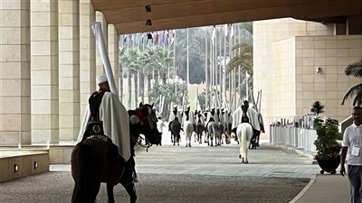 خيول ودراجات بخارية وموسيقى عسكرية.. الجزائر تستقبل القادة العرب لعقد القمة 31 | صور 