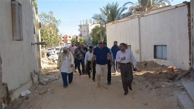 محافظ الوادي الجديد يتابع مشروعات إنشاء ورفع كفاءة الطرق الداخلية