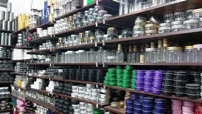 شارع الجامع الأحمر، كنز البلاستيك وزجاجات العطور الفارغة (فيديو)