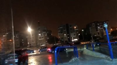 مياه الأمطار الغزيرة تغمر شوارع مدينة العبور | فيديو 