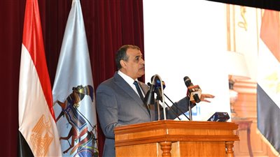 وزير الدولة للإنتاج الحربى يزف بشرى سارة للعاملين بالقطاع 