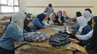  ثقافة شبراخيت تقدم ورشة دمج الفحم مع الألوان المائية بإحدي المدارسl صور