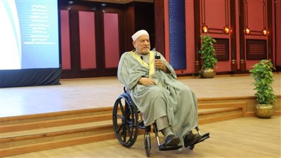 السيسى يصافح الدكتور أحمد عمر هاشم خلال احتفالية ليلة القدر ويطمئن على صحته (فيديو)