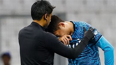 نجم توتنهام يغادر ملعب مباراة مارسيليا باكيا بسبب الإصابة | فيديو 