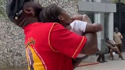  وفاة نجل نجم البوب الأميركي دافيدو.. وشرطة لاجوس تستجوب 8 موظفين بمنزله