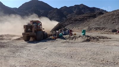 هموم عمال غرابيل الذهب في جبال الحزن.. أجواء صعبة وأمراض مزمنة وحيوانات مفترسة l فيديو