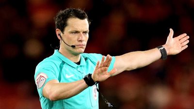 دارين إنجلاند حكما لمباراة مانشستر سيتي وفولهام يونايتد في الدوري الإنجليزي