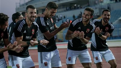 الأهلي يتقدم على الداخلية بهدفين مقابل هدف في الشوط الأول 