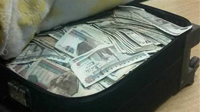 موظفة بالمصرية للاتصالات تعيد حقيبة بها 40 ألف جنيه لأحد العملاء