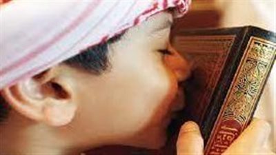 ما حكم تقبيل المصحف بعد الانتهاء من قراءته؟ الإفتاء تجيب