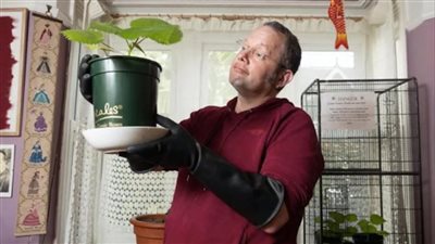 للتغلب على الملل.. معلم بريطاني يزرع أخطر نبات في العالم