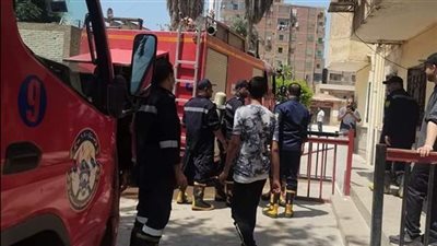 رئيس حي العمرانية يعاين موقع حريق ورشة دوكو 