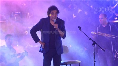 محمد منير يبدأ حفله بـ