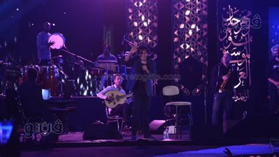 غصب عني أرقص.. الكينج يشعل حفله بالأوبرا بـ 