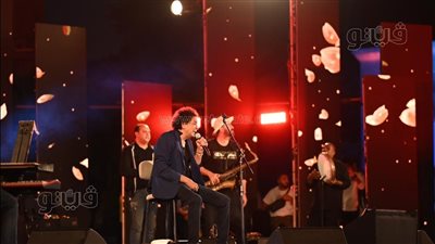 بسبب جلوسه.. محمد منير يعتذر للجمهور| صور