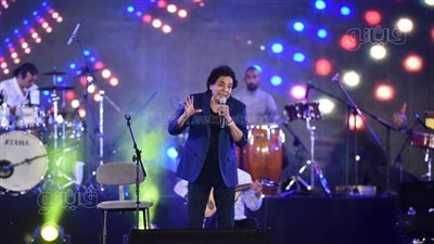 محمد منير لجمهور مهرجان الموسيقى: عندي برد وجاي عشانكم | صور