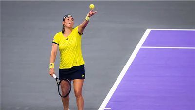 أنس جابر تنتفض وتهزم المصنفة الأولى عالميا في البطولة الختامية لموسم تنس السيدات