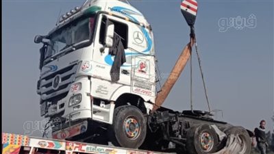 إصابة سائق في حادث انقلاب سيارة نقل ثقيل بأبوصوير بالإسماعيلية | صور