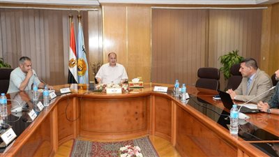 محافظ أسيوط يتابع تنفيذ مشروعات حياة كريمة بـ149 قرية 