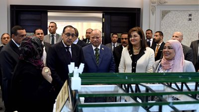 مدبولي يتفقد معرض المشروعات المتأهلة بالمحافظات على هامش مؤتمر المبادرة الوطنية للمشروعات الخضراء الذكية 