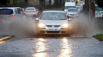 عطلت الطرق والقطارات.. قصة فيضانات تضرب بريطانيا