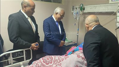 وزير التعليم يزور طالبة بالمستشفى أصيبت بحالة إعياء شديدة خلال اليوم الدراسي بالشرقية