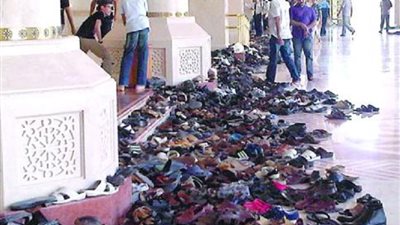 لحظة سرقة حذاء من أحد المساجد أثناء الصلاة|فيديو