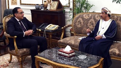 رئيس الوزراء يلتقي سفير سلطنة عمان في القاهرة