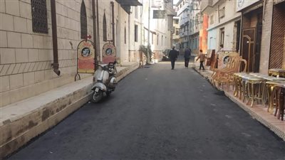 محافظ دمياط تتابع الأعمال الجارية للرصف بالأسفلت بالزعفرانى بالمنطقة القديمة