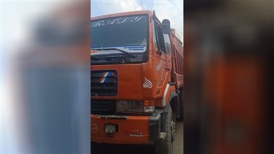 ضبط سيارة تلقي مخلفات بطريق 