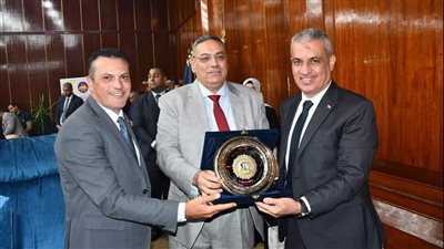  نقابة العاملين بالبترول تكرم رئيس شركة مصر للبترول 