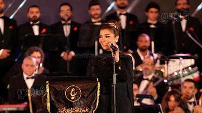 شايفين المجوهرات.. أصالة تداعب أحلام في مهرجان الموسيقى العربية|صور