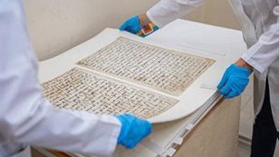 أقدم مخطوطة قرآنية.. متحف اللوفر يعرض صفحتين من مصحف يعود إلى القرن الثامن