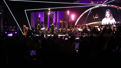 كانت تبكي.. أصالة تستقبل إحدى الفتيات على مسرح حفلها بالأوبرا | صور