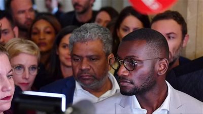 عد لأفريقيا.. فوضى في البرلمان الفرنسي بعد إهانة نائب أسمر البشرة | فيديو