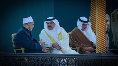 ملك البحرين يستقبل شيخ الأزهر في صرح الشهيد بقصر الصخير | صور 